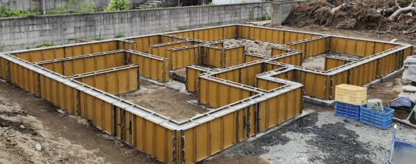住宅基礎（布基礎）、土間打ち、土留め等コンクリート工事、外構工事